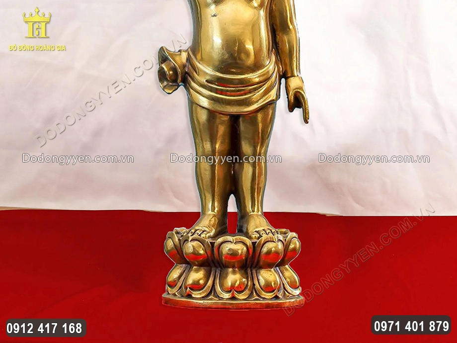 Ng&agrave;i được đ&uacute;c theo d&aacute;ng đứng tr&ecirc;n đ&agrave;i sen